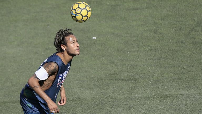 Neymar domina el balón durante un partido del torneo que lleva su nombre