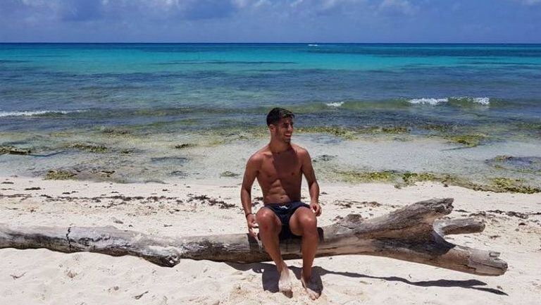 Asensio posa en la playa mexicana
