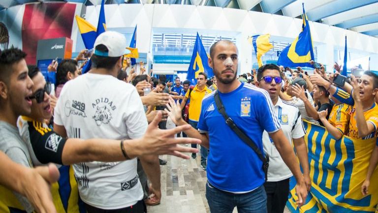 Pizarro saluda a aficionados de Tigres en el aeropuerto de Monterrey