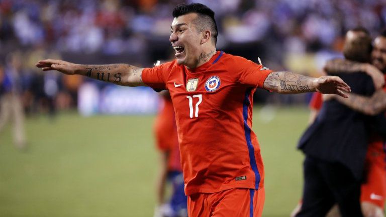 Medel celebra el título de Chile en la Copa América Centenario