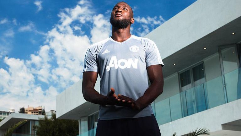 Lukaku posa con la playera del Manchester United 