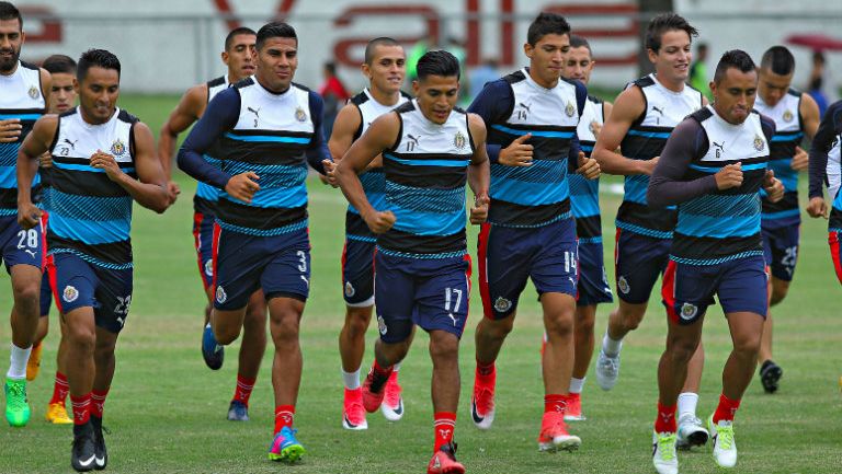 La plantilla de Chivas durante un entrenamiento de pretemporada