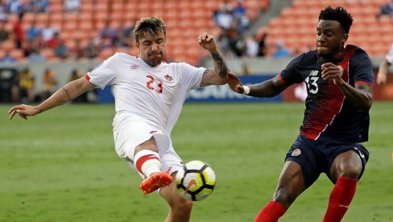 Michael Petrasso y Rodney Wallace disputan un balón 