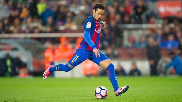 Neymar controla el balón durante un partido con Barcelona