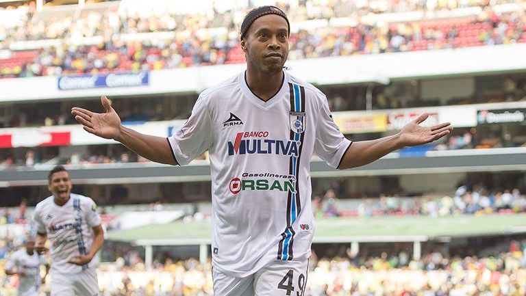 Ronaldinho celebra uno de sus goles en goleada contra América