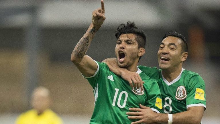 Tecatito Corona y Marcio Fabián celebran gol contra Canadá