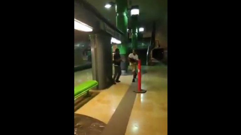 Los dos hombres peleando en los andenes del metro
