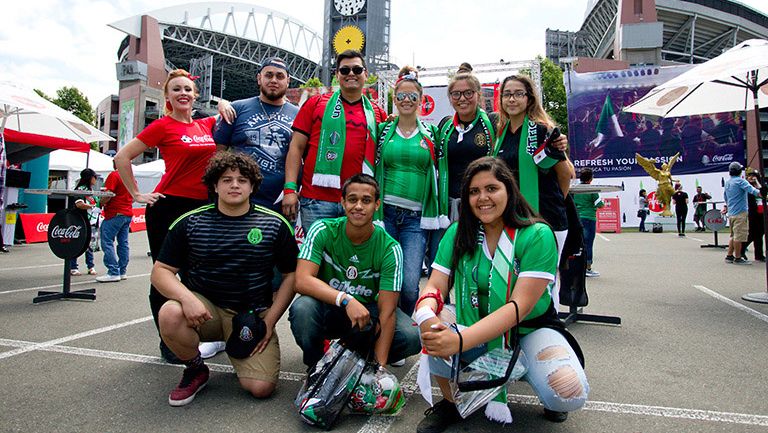 Aficionados del Tri, en las afueras del CenturyLink Field de Seattle