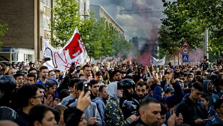 Aficionados reunidos afuera de la casa de Nouri