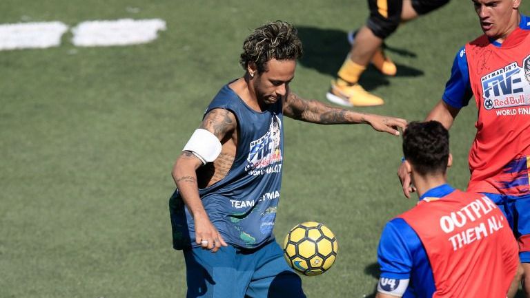 Neymar participa en un partido entre Brasil y el equipo de Rumanía