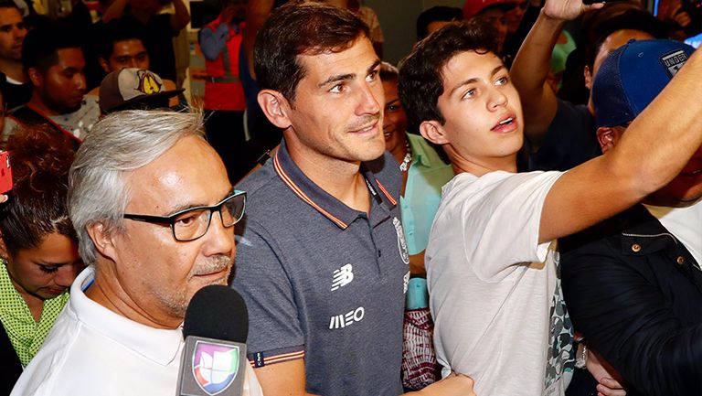 Iker Casillas se toma una slefie con un aficionado