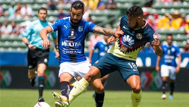 Noriega y Bruno Valdéz disputan un balón en el juego de la Supercopa MX