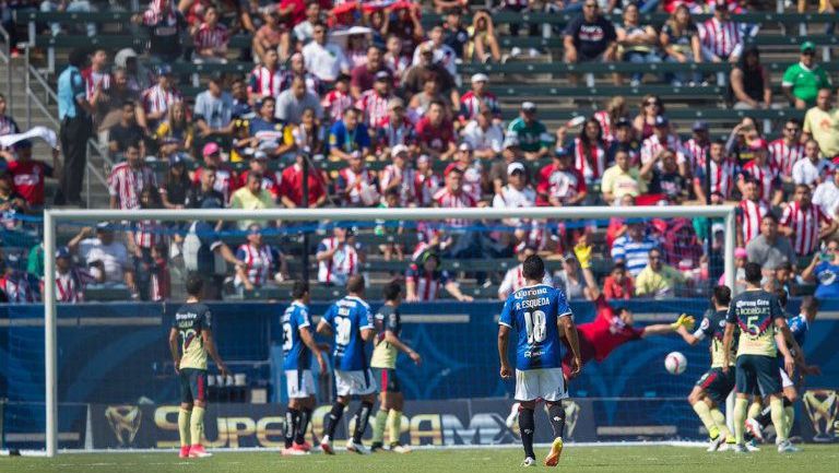 La afición de Chivas celebra el segundo tanto de Gallos