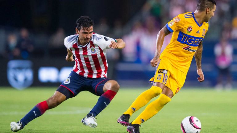 Oswaldo Alanís al momento de lesionarse en el encuentro frente a Tigres