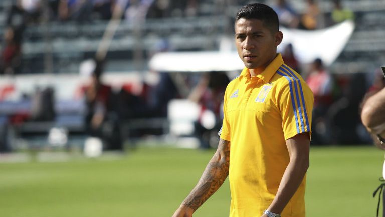 Javier Aquino caminando en la cancha del Azul previo a un juego con Tigres