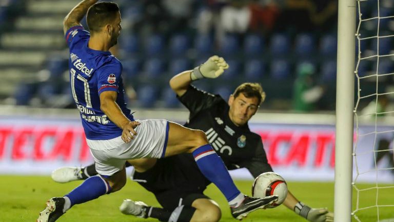 Édgar Méndez disputa un balón con Iker Casillas