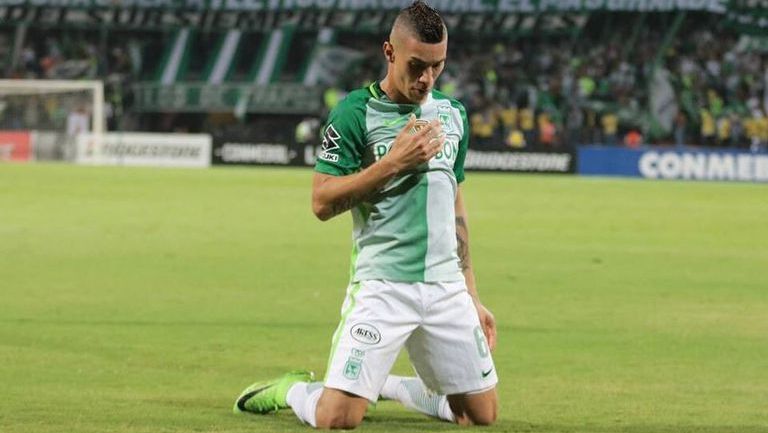 Mateus Uribe celebra un gol con Atlético Nacional