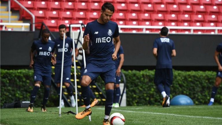 Reyes conduce el balón en el entrenamiento del Porto en Guadalajara