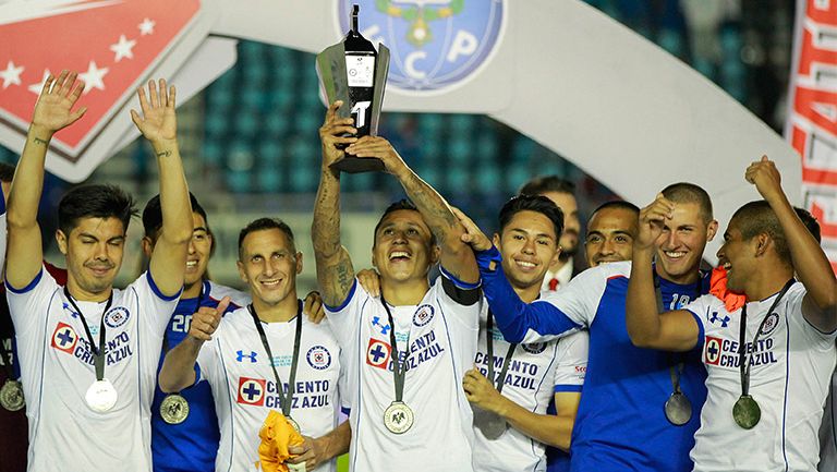 Cruz Azul levanta el trofeo que ganó contra Porto