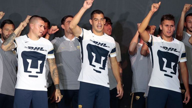 Jugadores de Pumas portan la playera de visita de Pumas