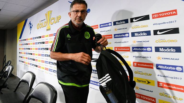 Juan Carlos Osorio abandona una conferencia de prensa