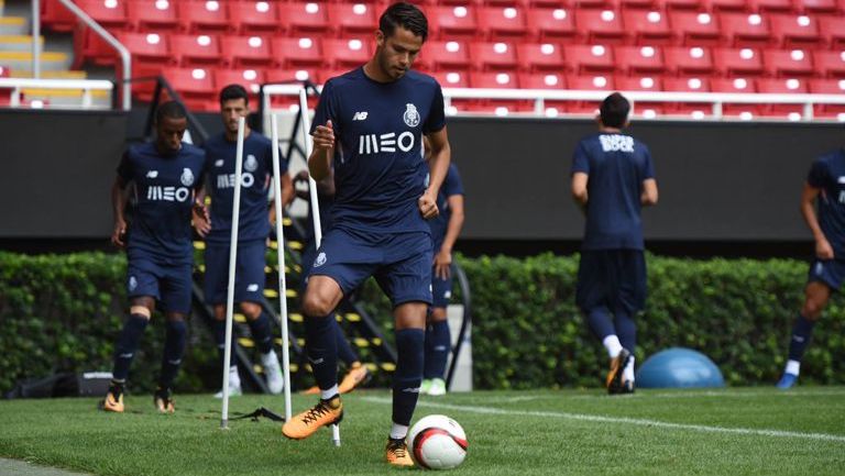 Diego Reyes golpea el balón en práctica con el Porto