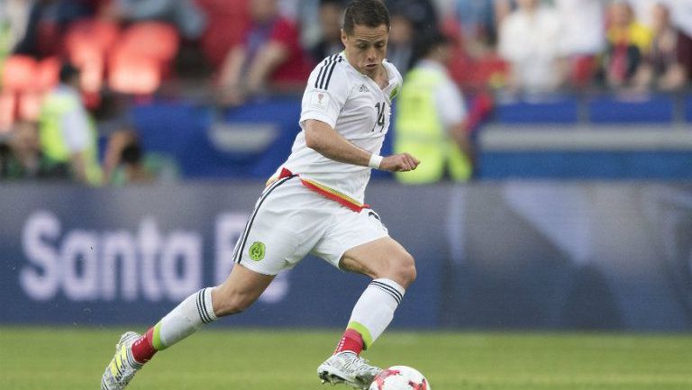 Javier Hernández conduce el esférico durante un juego con el Tri