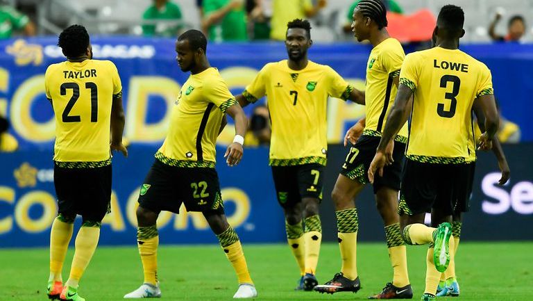 Jugadores de Jamaica celebra uno de sus goles contra Canadá