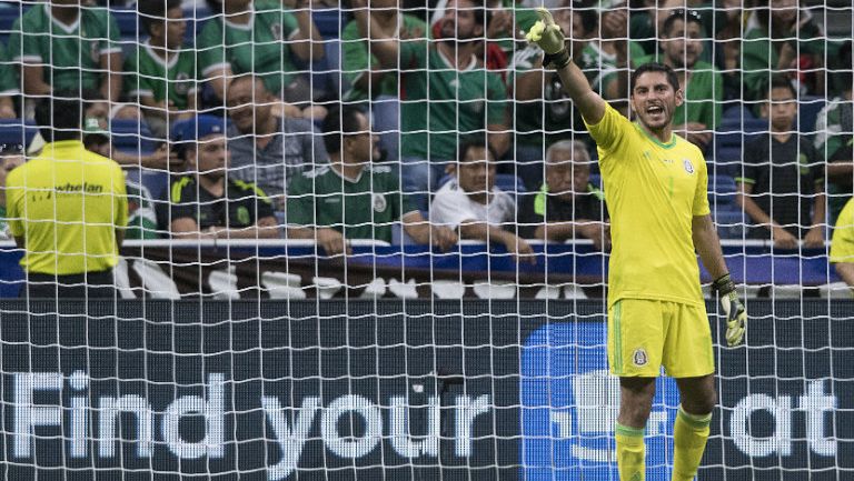 Jesús Corona dando indicaciones durante el partido frente a Curazao