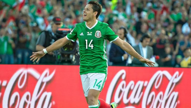 Chicharito celebra un gol con el Tri