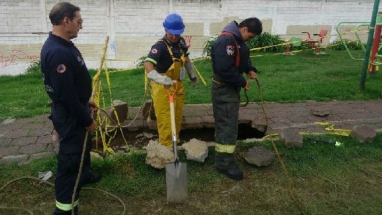 Trabajadores reparando el hueco de un Jardín en Naucalpan