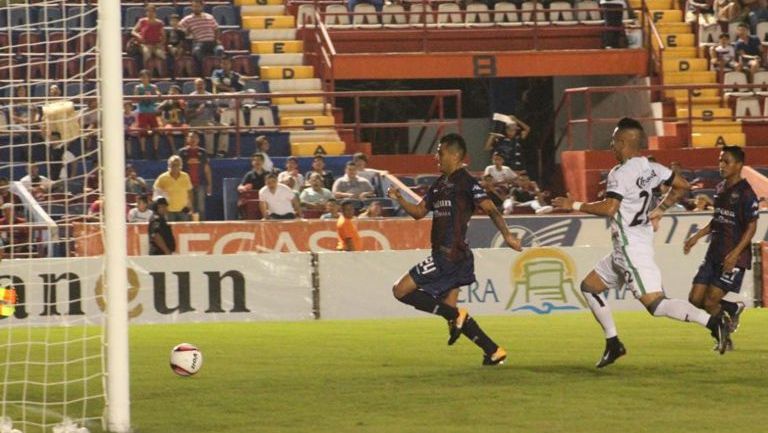 Echeverría corre para marcar su segundo gol y lesionarse