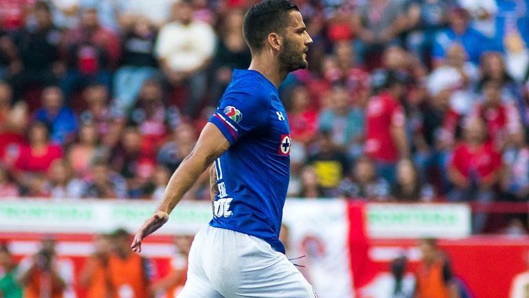 Édgar Méndez celebra su primer gol con Cruz Azul