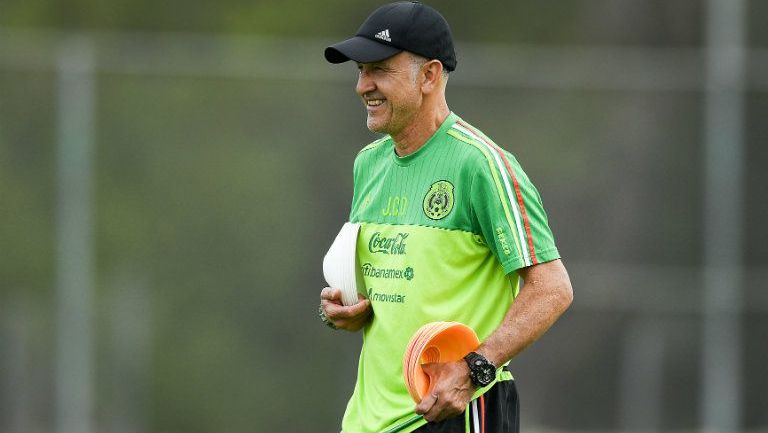 Osorio sonríe durante un entrenamiento de la Selección