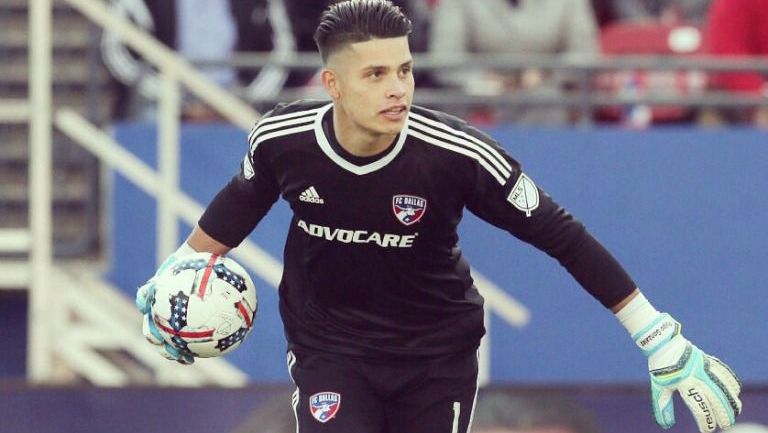 Jesse González disputa un juego con el FC Dallas