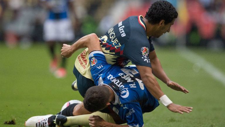 Cecilio cae durante el juego frente a Gallos