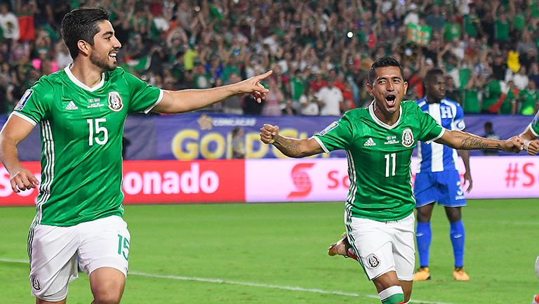Elías Hernández y Rodolfo Pizarro festejan un gol