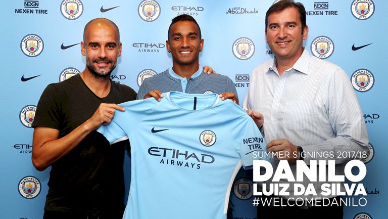 Danilo posa con la camiseta del Man City, al lado de Pep 