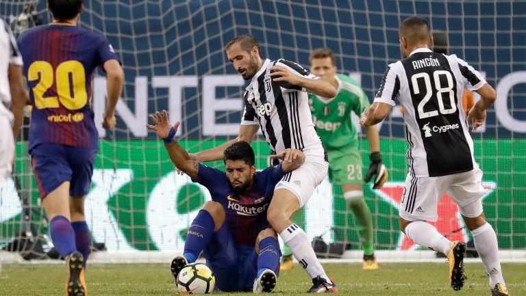 Chiellini derriba a Suárez durante la International Champions Cup