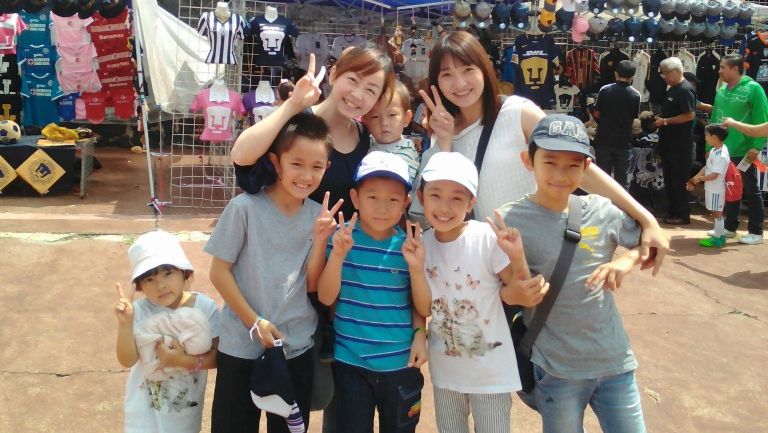 Una familia japonesa asistió al Estadio Olímpico Universitario