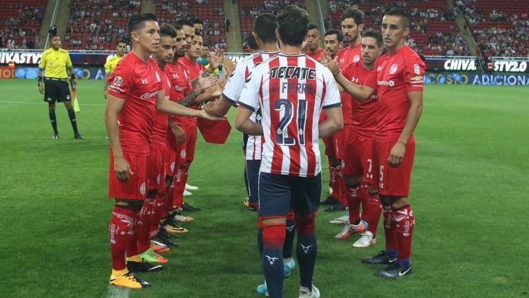 Jugadores de Toluca hacen un pasillo a los futbolistas de Chivas