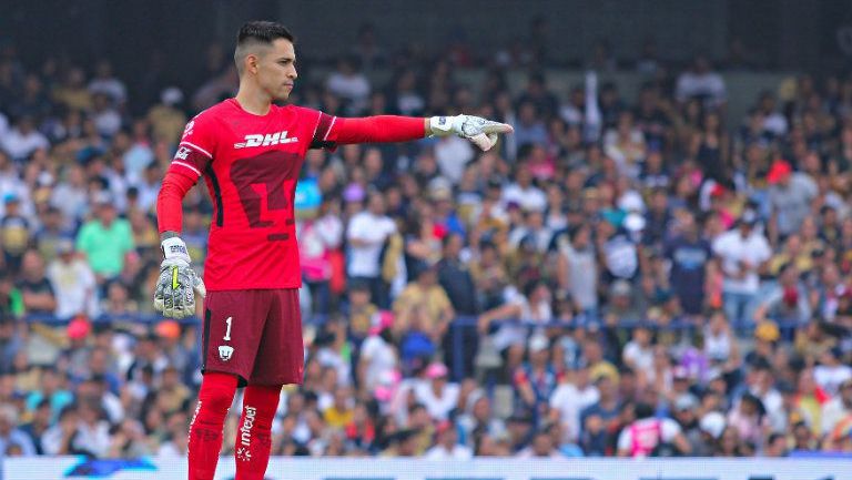 Alfredo Saldívar da instrucciones en el partido contra Pachuca 