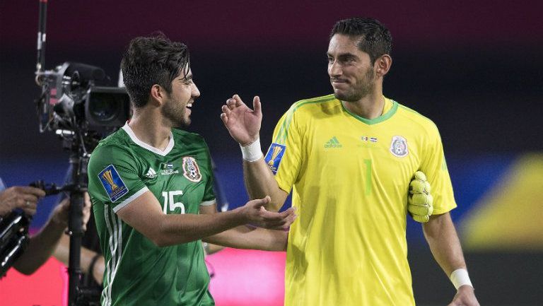 Pizarro y Corona, en el juego contra Honduras en la Copa Oro 2017