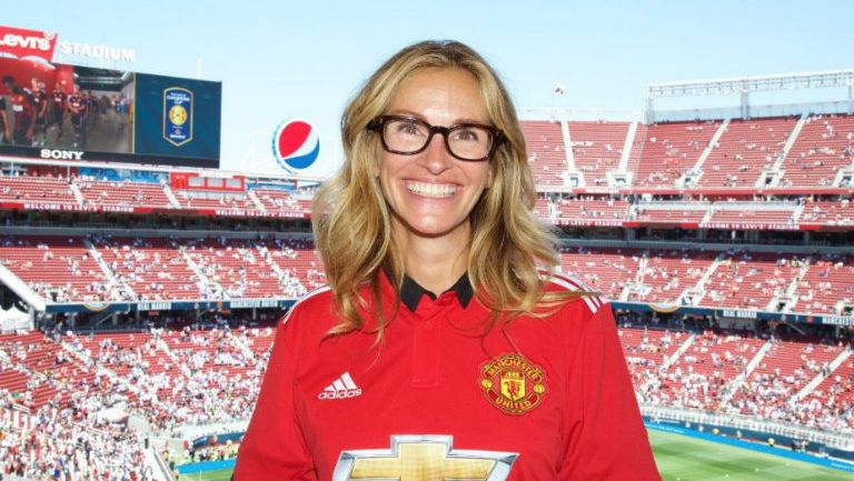 Julia Roberts posa con la camiseta del Manchester United en el Levi's Stadium