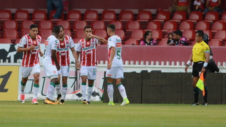 Los jugadores de Necaxa celebran el primer tanto del partido