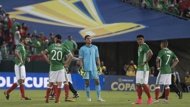 Los jugadores de México se lamentan en el centro del campo tras caer con Jamaica