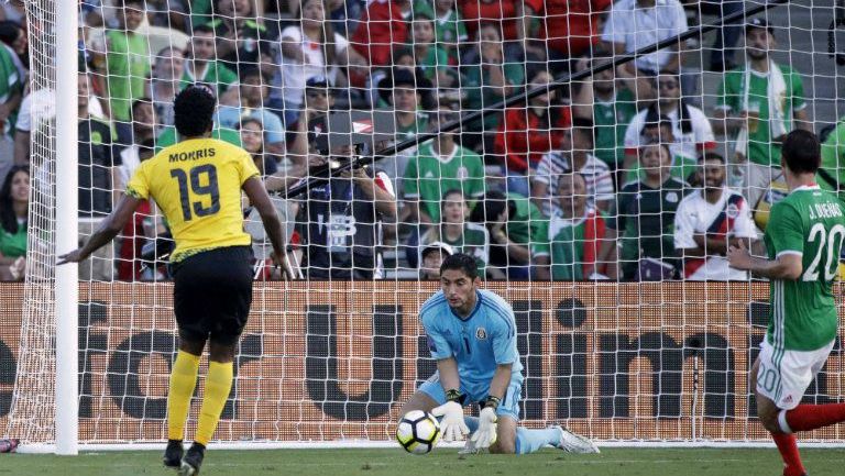 Corona realiza una atajada durante el juego vs Jamaica