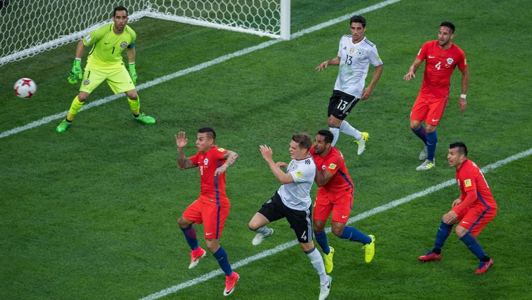 Chile y Alemania, disputando la Final de Confederaciones