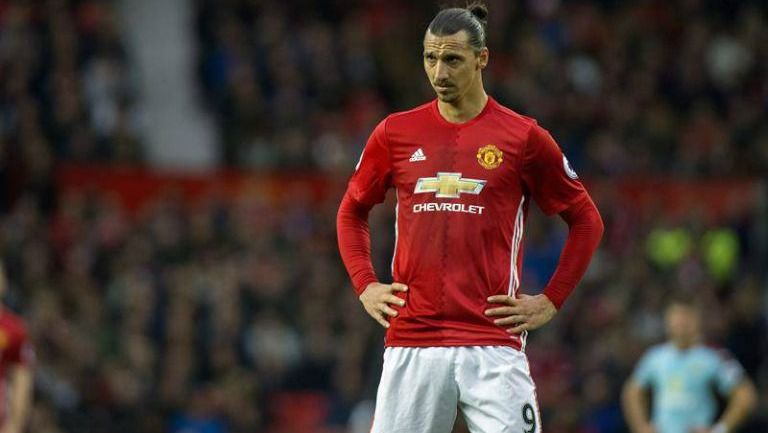 Ibrahimovic, durante un juego con Manchester United