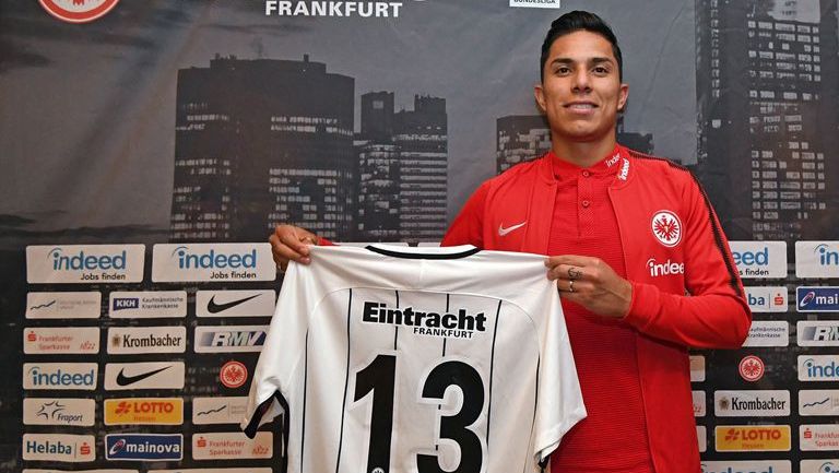 Salcedo posó con la playera del Eintracht Frankfurt